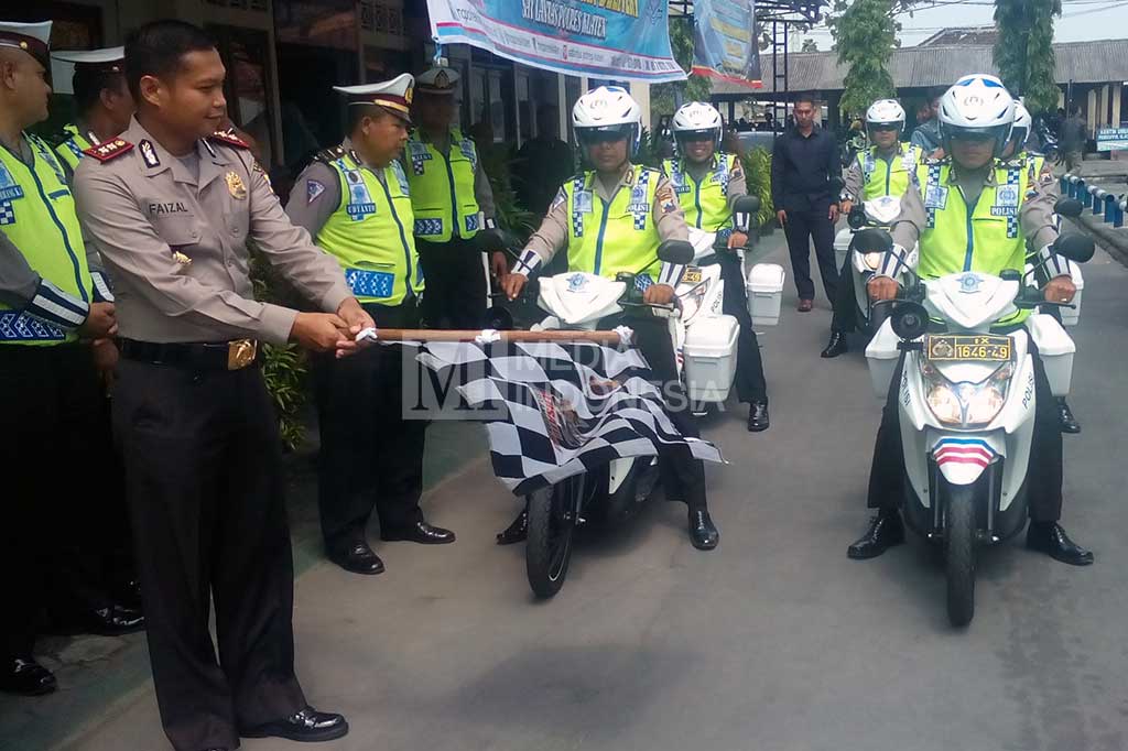 Kapolres Klaten AKB Faizal memberangkatkan petugas pengiriman surat-surat kelengkapan kendaraan (BPKB, STNK, dan SIM) Satlantas Polres Klaten ke alamat pemohon yang bersangkutan.
