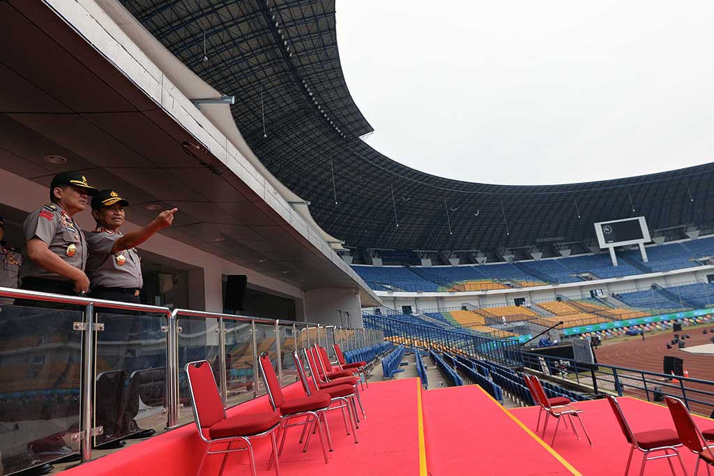 Asisten Operasi Kapolri Irjen Unggung Cahyono (kiri) dan Kapolda Jawa Barat Irjen Bambang Waskito meninjau kesiapan Stadion Gelora Bandung Lautan Api yang digunakan untuk pembukaan PON XIX Jabar.