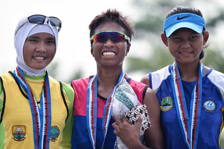 Chelsea Corputty (tengah) berfoto bersama peraih medali perak Endang Sri Hevina Rangkuti (kiri) dan peraih perunggu Melani Putri.