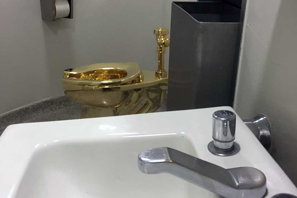 Toilet emas yang bisa digunakan sebagaimana mestinya tersebut diletakkan di sebuah kamar kecil lantai empat museum.