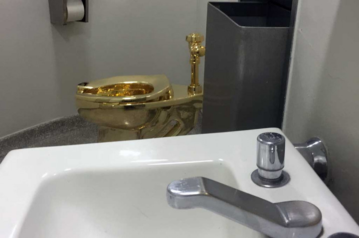 Toilet emas yang bisa digunakan sebagaimana mestinya tersebut diletakkan di sebuah kamar kecil lantai empat museum.