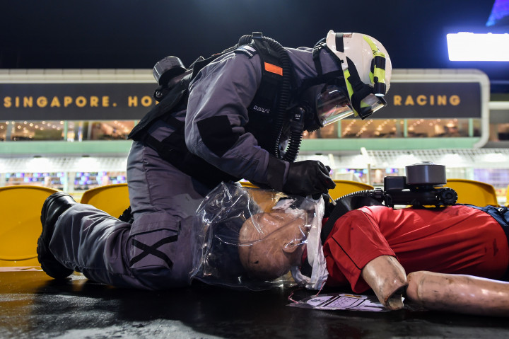 Selain pembalap, tim medis juga berlatih untuk mengantisipasi menangani kecelakaan. Termasuk kemungkinan serangan teroris. AFP PHOTO / Anthony WALLACE