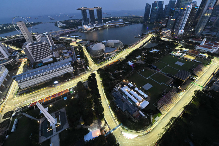 Jalan raya di kawasan Marina Bay telah disulap menjadi sirkuit balap. Balapan akan berlangsung pada 18 September malam. AFP PHOTO / ROSLAN RAHMAN
