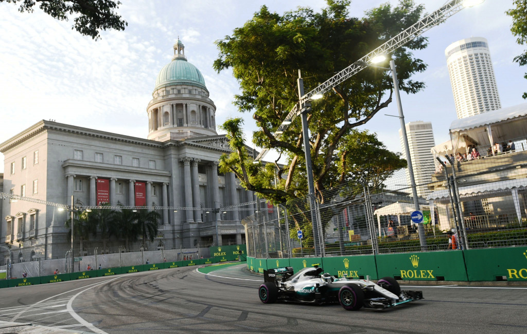 Mercedes AMG Petronas F1 yang dikendarai Lewis Hamilton dalam sesi latihan bebas pertama Formula One Singapore Grand Prix. AFP PHOTO / ROSLAN RAHMAN