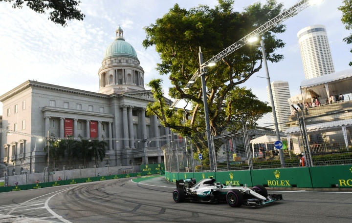 Mercedes AMG Petronas F1 yang dikendarai Lewis Hamilton dalam sesi latihan bebas pertama Formula One Singapore Grand Prix. AFP PHOTO / ROSLAN RAHMAN
