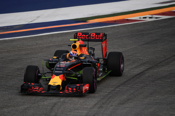 Max Verstappen dari Red Bull Racing mencatatkan waktu terbaik dalam sesi pertama latihan bebas Formula One Singapore Grand Prix in Singapore. AFP PHOTO / MOHD RASFAN