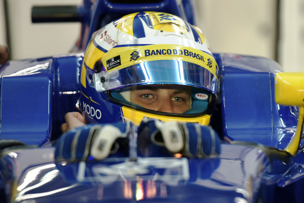 Marcus Ericsson menunggu aba-aba melajukan mobil Sauber F1 Team untuk berlatih. AFP PHOTO / Anthony WALLACE
