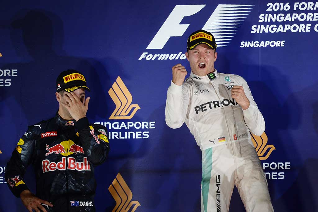 Setelah kemelut saat start yang memaksa dikeluarkannya 'safety car' pada putaran pembukaan, Rosberg mampu memelihara keunggulan atas Daniel Ricciardo yang membela Red Bull di Sirkuit jalanan Marina Bay.