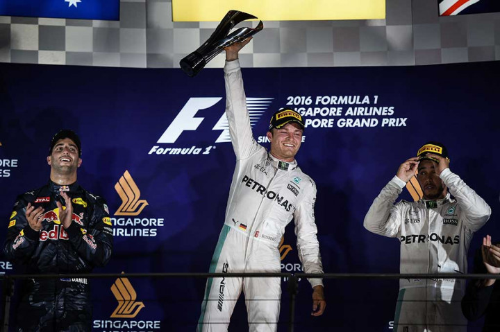 Juara dunia tiga kali Hamilton melengkapi podium dengan menghuni urutan ketiga.