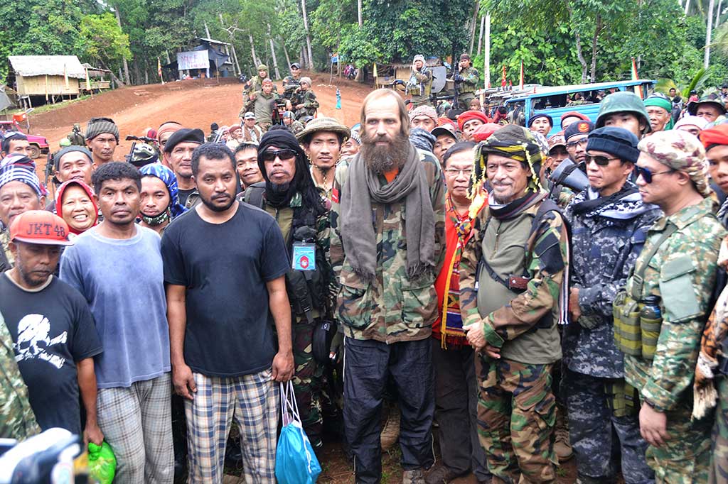 Pimpinan MNLF Nur Misuari (keempat kanan) berpose bersama WN Norwegia dan tiga WNI saat upacara pembebasan di Indanan, Provinsi Sulu, Mindanau, Minggu (18/9/2016).