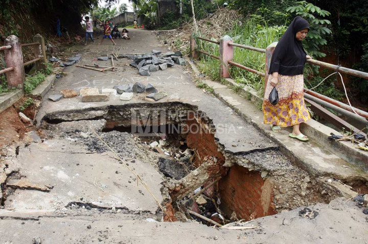 Warga mengharapkan perhatian pemerintah setempat untuk segera memperbaiki jembatan itu.