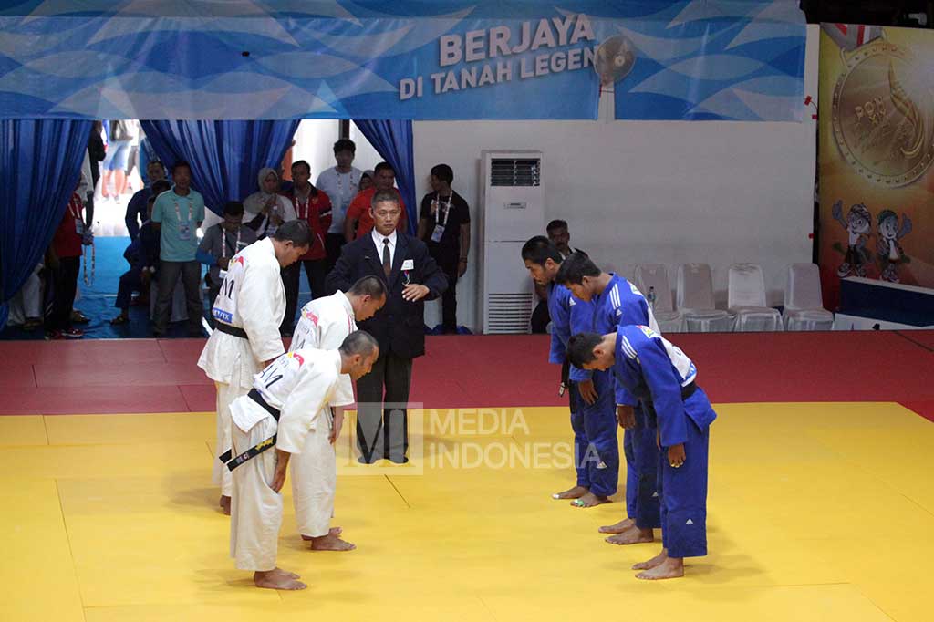 Kontingen judo DKI Jakarta nomor beregu putra PON XIX Jabar (pakaian putih), memberi hormat kepada kontingen Banten sebelum melakukan aksi boikot dengan meninggalkan arena bertanding di GOR Saparua, Bandung, Jawa Barat (Jabar), Senin (19/9/2016).