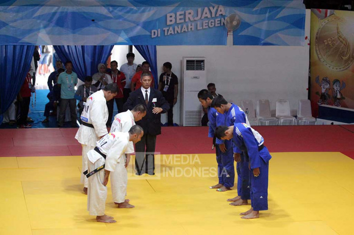 Kontingen judo DKI Jakarta nomor beregu putra PON XIX Jabar (pakaian putih), memberi hormat kepada kontingen Banten sebelum melakukan aksi boikot dengan meninggalkan arena bertanding di GOR Saparua, Bandung, Jawa Barat (Jabar), Senin (19/9/2016).