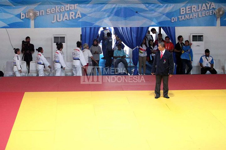 Wasit memerhatikan kontingen judo DKI Jakarta nomor beregu putri PON XIX yang melakukan aksi boikot dengan meninggalkan arena bertanding saat akan bertanding dengan kontingen Banten.