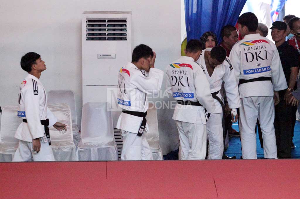 Kontingen judo DKI Jakarta nomor beregu putra PON XIX meninggalkan arena bertanding.