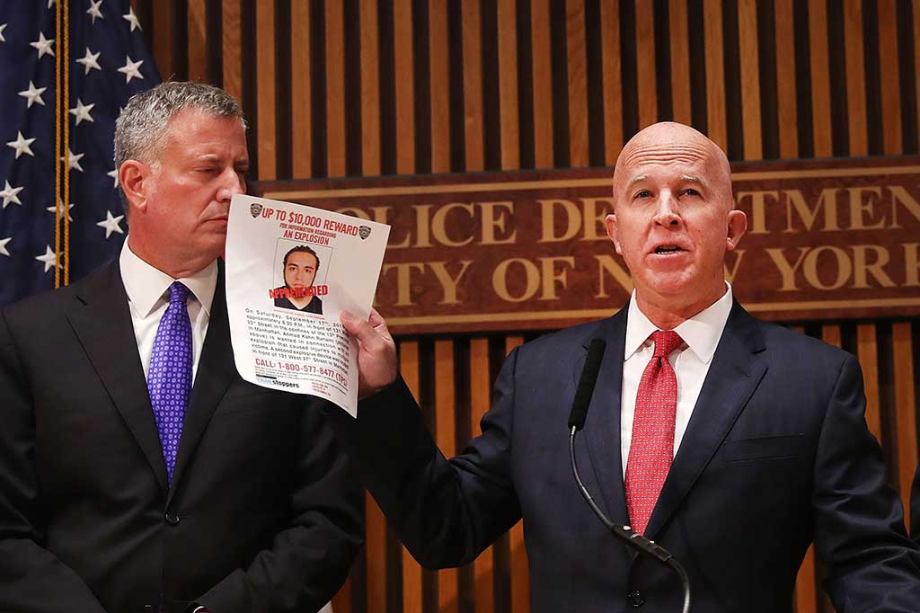 Rahami (28) ditahan pada Senin siang, hanya beberapa jam setelah Departemen Kepolisian New York menyebarkan fotonya dan meminta masyarakat untuk memberikan informasi tentang tersangka.