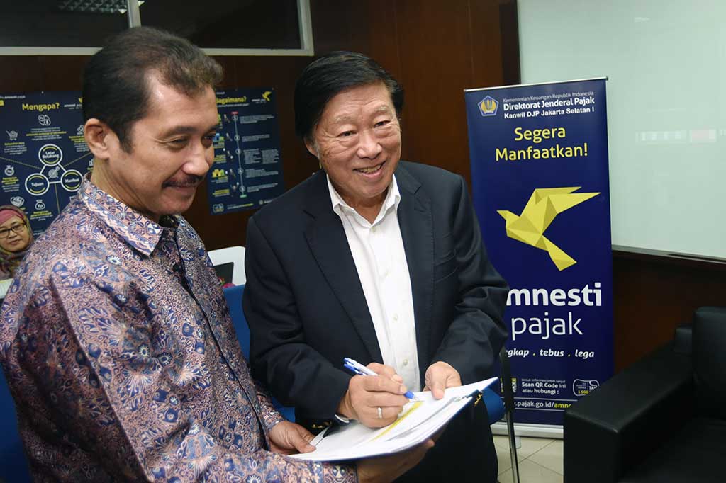 Kepala Kantor Wilayah Direktorat Jenderal Pajak (Kanwil DJP) Jaksel I Sakli Anggoro (kiri) menyerahkan tanda terima Surat Pengakuan Harta dan mendapatkan jaminan amnesti kepada pengusaha nasional Murdaya Widyawimarta Poo, di Jakarta, Senin (19/9/2016). ANTARA/Yudhi Mahatma