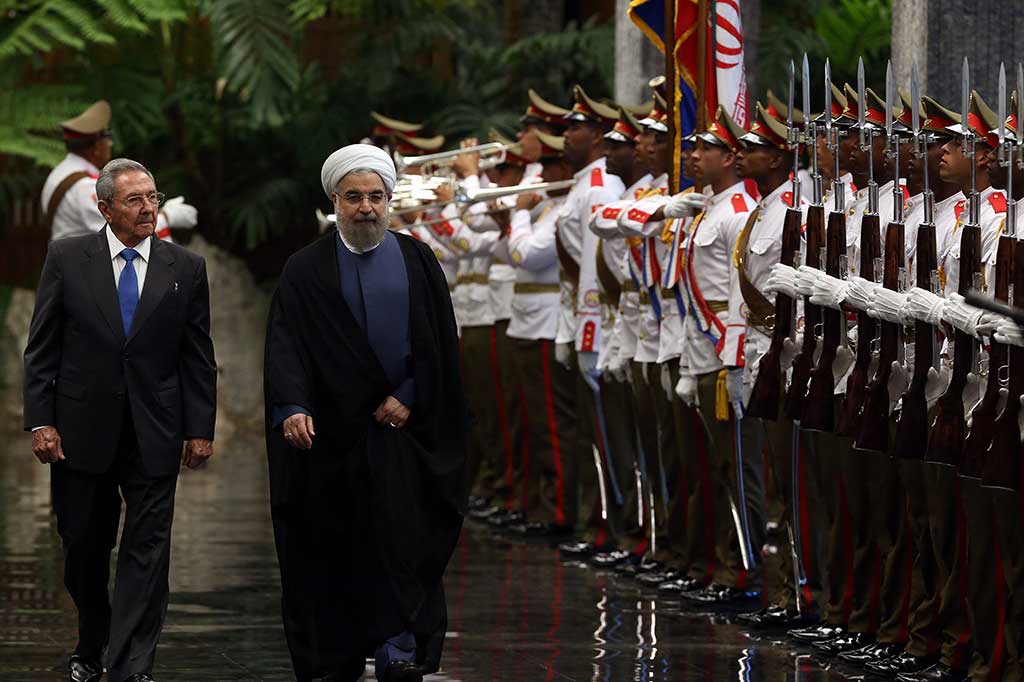 Presiden Iran Hassan Rouhani (kanan) didampingi Presiden Kuba Raul Castro memeriksa pasukan kehormatan saat upacara kenegaraan di Istana Revolusi, Havana, Senin (19/9/2016).