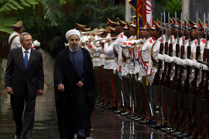 Presiden Iran Hassan Rouhani (kanan) didampingi Presiden Kuba Raul Castro memeriksa pasukan kehormatan saat upacara kenegaraan di Istana Revolusi, Havana, Senin (19/9/2016).