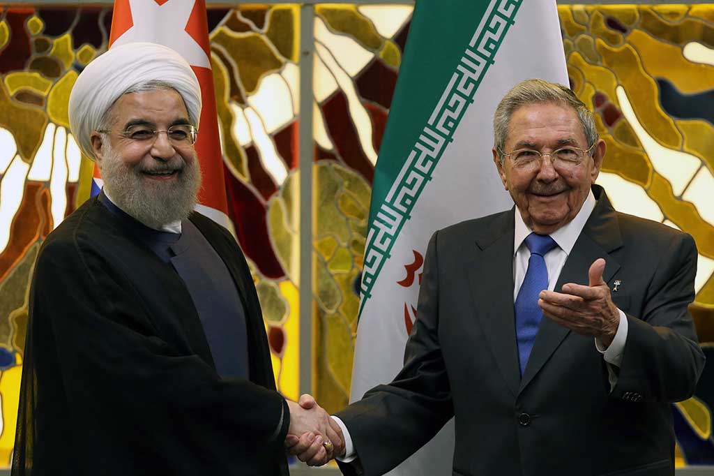 Raul Castro menyambut Rouhani di Istana Revolusi, Havana.