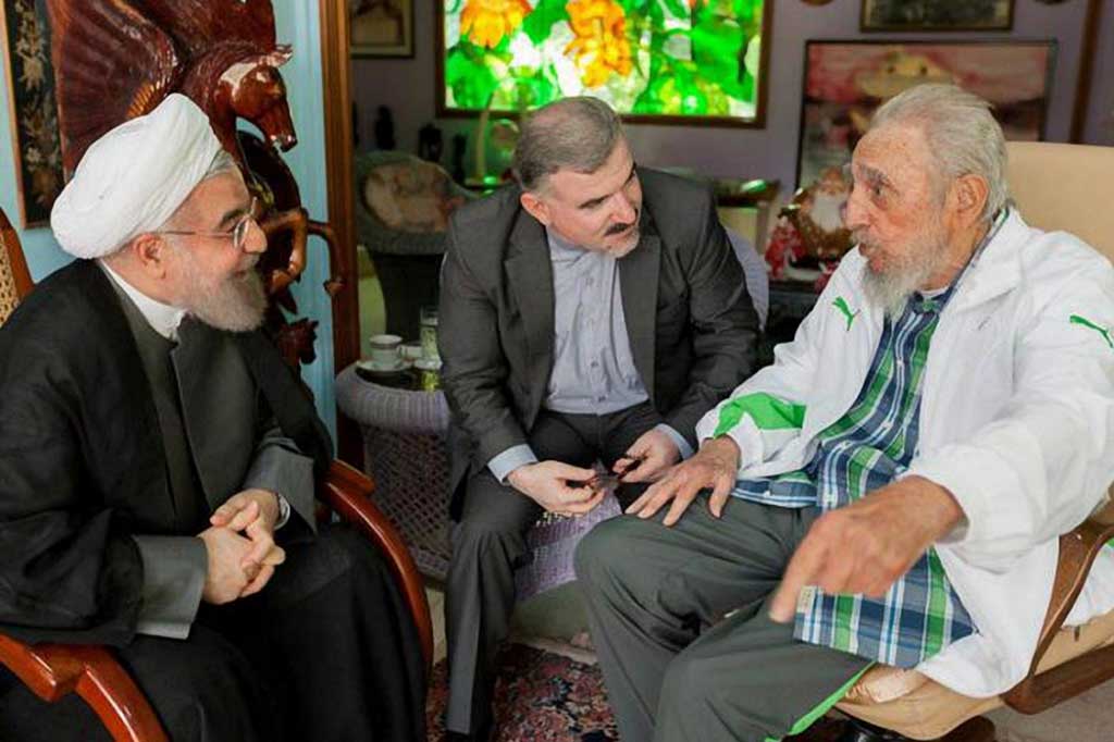 Rouhani beramah-tamah dengan Castro.
