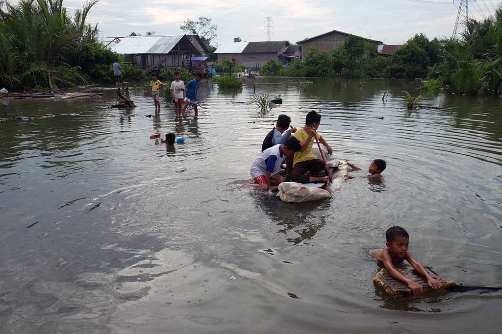 Selain disebabkan naiknya permukaan air laut (rob), banjir di Medan Labuhan juga karena  terjadinya hujan sejak Senin (19/9/2016) hingga Selasa dini hari.