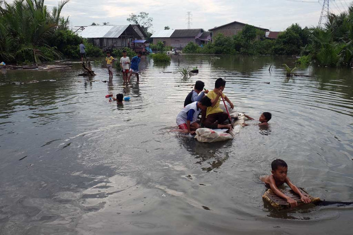 Selain disebabkan naiknya permukaan air laut (rob), banjir di Medan Labuhan juga karena  terjadinya hujan sejak Senin (19/9/2016) hingga Selasa dini hari.