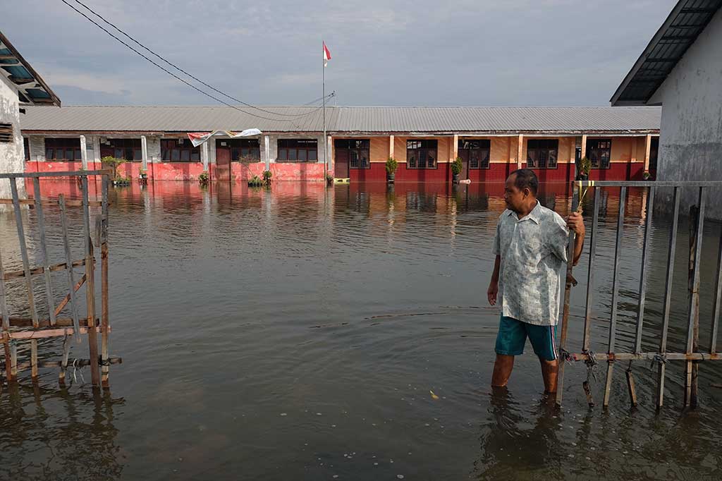 Rob juga menggenangi SD Negeri 065002 di Kecamatan Medan Labuhan, Medan, yang membuat aktivitas belajar mengajar di sekolah tersebut diliburkan.
