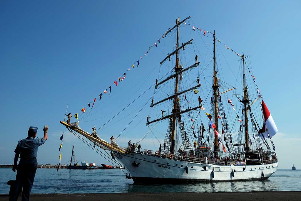 KRI Dewaruci berukuran 58,5 meter dan lebar 9,5 meter dari kelas Barquentine yang dibangun di H.C. Stulchen & Sohn Hamburg, Jerman pada 1952.