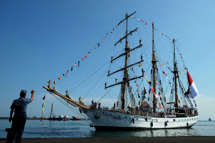 KRI Dewaruci berukuran 58,5 meter dan lebar 9,5 meter dari kelas Barquentine yang dibangun di H.C. Stulchen & Sohn Hamburg, Jerman pada 1952.