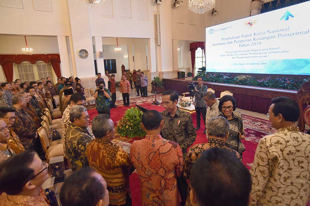 Presiden Joko Widodo (ketiga kanan) didampingi Menteri Keuangan Sri Mulyani Indrawati (kanan) serta Menko Perekonomian Darmin Nasution (kedua kanan) menyalami sejumlah kepala daerah yang hadir dalam pembukaan Rakernas Akuntansi dan Pelaporan Keuangan Daerah 2016 di Istana Negara, Jakarta, Selasa (20/9).