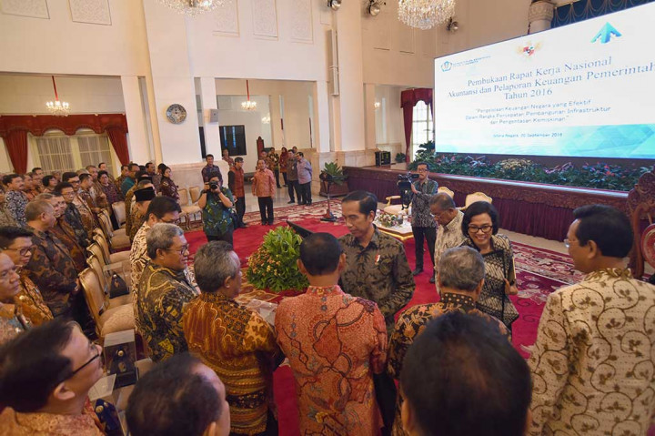 Presiden Joko Widodo (ketiga kanan) didampingi Menteri Keuangan Sri Mulyani Indrawati (kanan) serta Menko Perekonomian Darmin Nasution (kedua kanan) menyalami sejumlah kepala daerah yang hadir dalam pembukaan Rakernas Akuntansi dan Pelaporan Keuangan Daerah 2016 di Istana Negara, Jakarta, Selasa (20/9).