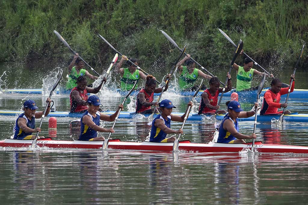 Atlet dayung Jabar Astri Dwijayanti, Yaulana Amalia, Fajriah Nurbayan, dan Masrifah (perahu bawah) beradu kecepatan dengan atlet Papua dan Jatim pada pertandingan nomor Kano K-4 500 M Putri PON XIX di Situ Cipule, Karawang, Jawa Barat, Selasa (20/9/2016).