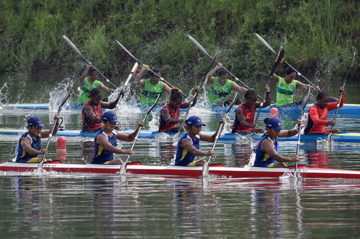 Atlet dayung Jabar Astri Dwijayanti, Yaulana Amalia, Fajriah Nurbayan, dan Masrifah (perahu bawah) beradu kecepatan dengan atlet Papua dan Jatim pada pertandingan nomor Kano K-4 500 M Putri PON XIX di Situ Cipule, Karawang, Jawa Barat, Selasa (20/9/2016).