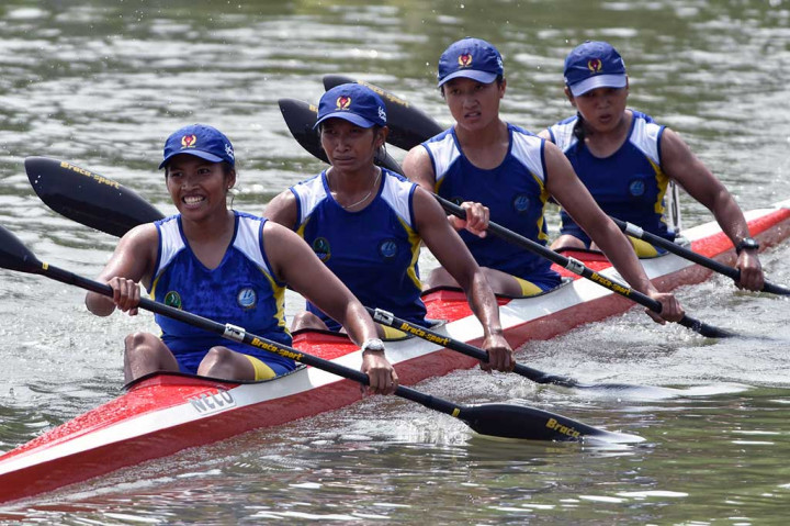 Atlet dayung Jabar Astri Dwijayanti, Yaulana Amalia, Fajriah Nurbayan, dan Masrifah seusai memenangi nomor Kano K-4 500 M Putri.