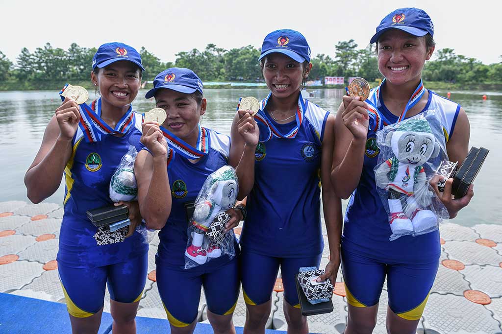 Atlet dayung Jabar Astri Dwijayanti (kiri), Yaulana Amalia (kedua kanan), Fajriah Nurbayan (kanan), dan Masrifah menunjukkan medali emas yang mereka raih.