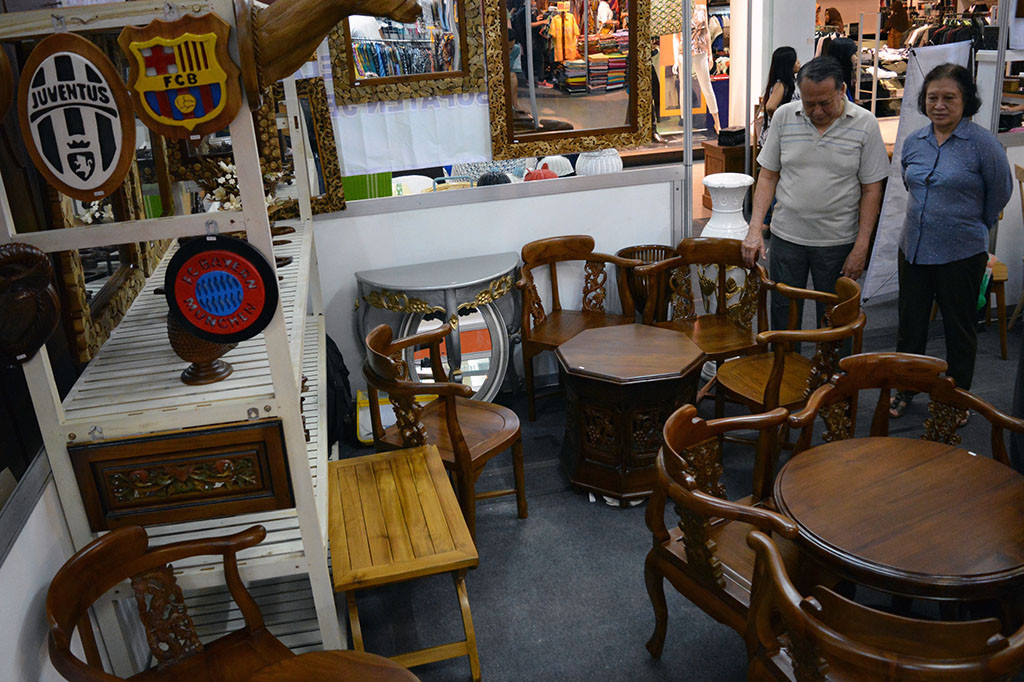 Pengunjung mengamati berbagai produk furnitur. 
