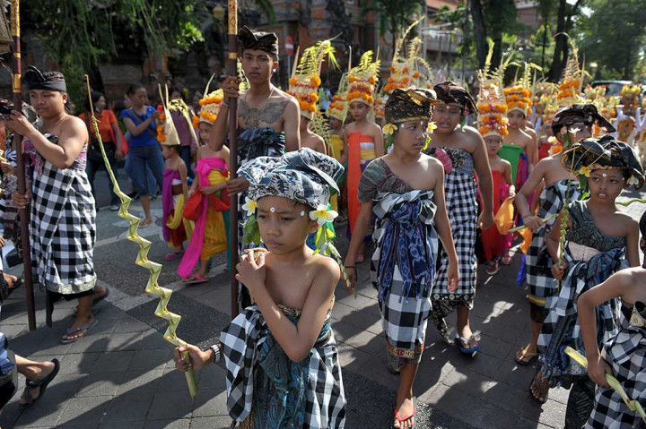 Sejumlah pelajar mengenakan pakaian adat Bali saat parade seni budaya Mahabandana Prasadha di Denpasar, Bali, Selasa (20/9/2016). 