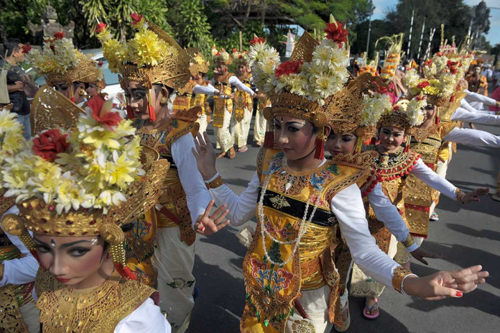 Sejumlah remaja menari Legong Keraton saat parade seni budaya Mahabandana Prasadha.