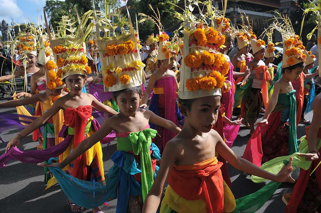 Anak-anak menari Rejang Dewa saat parade seni budaya Mahabandana Prasadha.