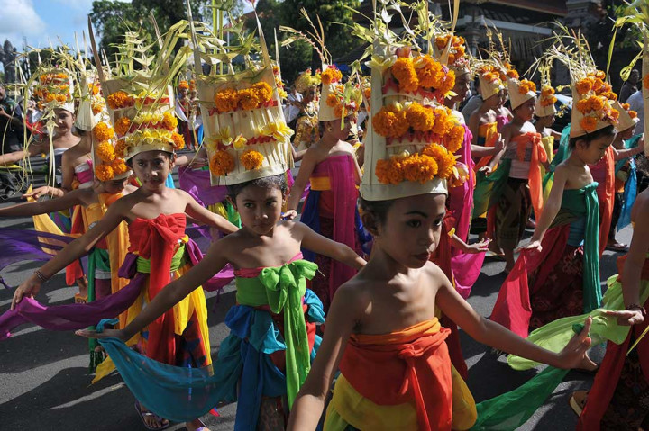 Anak-anak menari Rejang Dewa saat parade seni budaya Mahabandana Prasadha.