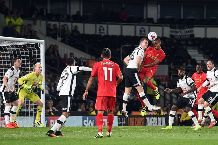 Bermain di kandang lawan, Liverpool mendominasi sejak awal pertandingan, namun masih kesulitan untuk menjebol gawang Derby. 