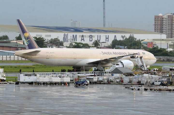 Sebelumnya, seorang pilot telah mengatakan kepada menara kendali bandara bahwa pesawatnya sedang terancam.