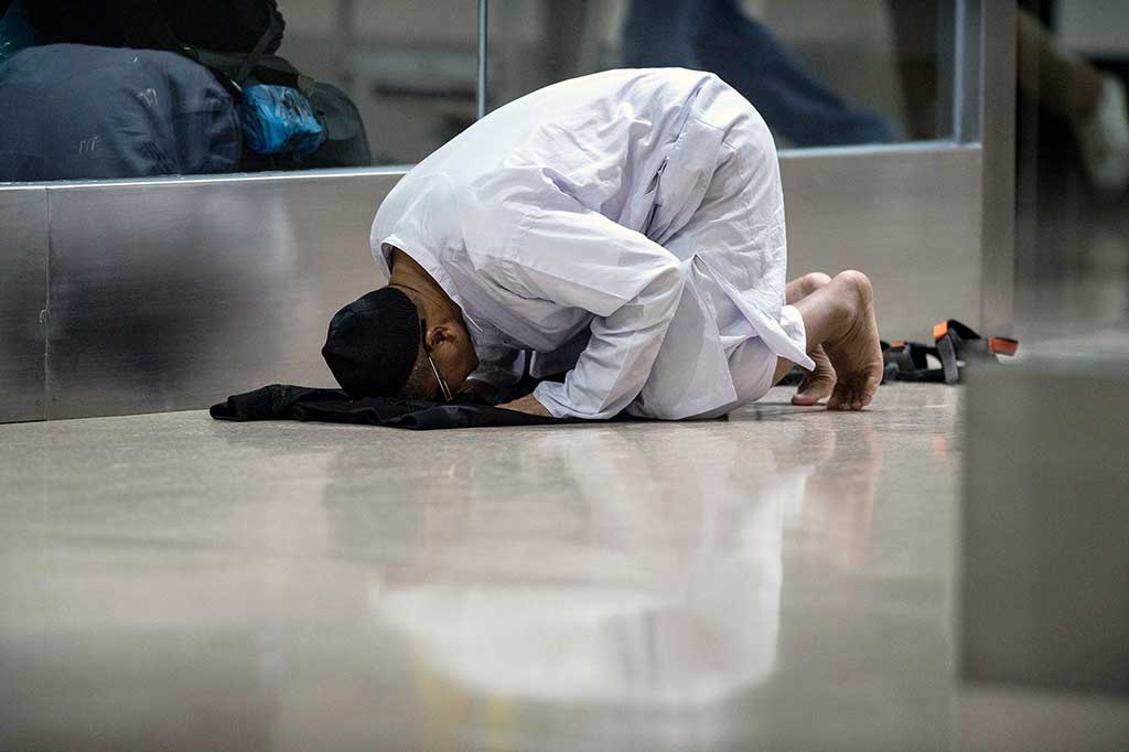 Jemaah haji sujud syukur sesampainya di bandara.