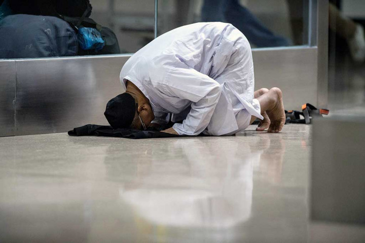 Jemaah haji sujud syukur sesampainya di bandara.