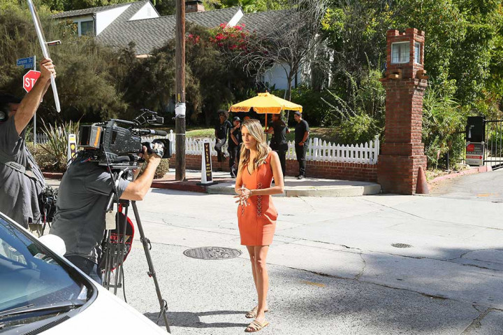 Wartawan berkumpul di depan rumah pasangan selebriti Hollywood Angelina Jolie-Brad Pitt di Los Feliz, California. Mereka tengah memburu kabar gugatan perceraian pasangan yang terkenal dengan sebutan 'Brangelina' tersebut.