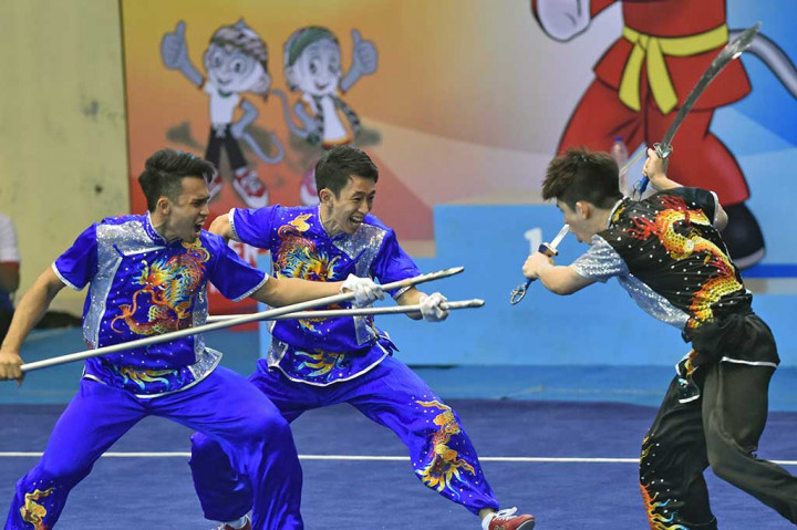 Jodis (kiri) bersama rekannya Charles Sutanto (tengah) dan Eric Losardi memperagakan jurus nomor Duilian Putra.