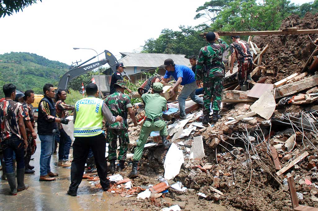 Longsor terjadi Dusun Ciherang, Ciguling, Singkup, Cimareme, Babakan Gunasari, Desa Ciherang, Kecamatan Sumedang Selatan, Kabupaten Sumedang, Selasa malam. AFP/Timur Matahari