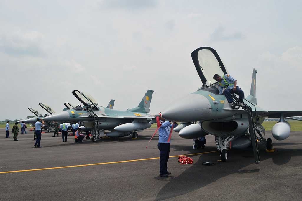 Petugas memeriksa kondisi pesawat tempur F-16 hibah dari Amerika Serikat sesaat setelah mendarat di Pangkalan Udara TNI AU Iswahjudi, Magetan, Jatim, Rabu (21/9/2016).
