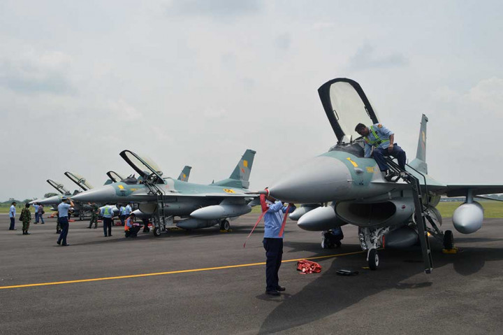 Petugas memeriksa kondisi pesawat tempur F-16 hibah dari Amerika Serikat sesaat setelah mendarat di Pangkalan Udara TNI AU Iswahjudi, Magetan, Jatim, Rabu (21/9/2016).